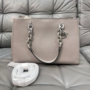 Michael Kors Cynthia  Saffiano Leather Satchel little mark on the back side5️⃣